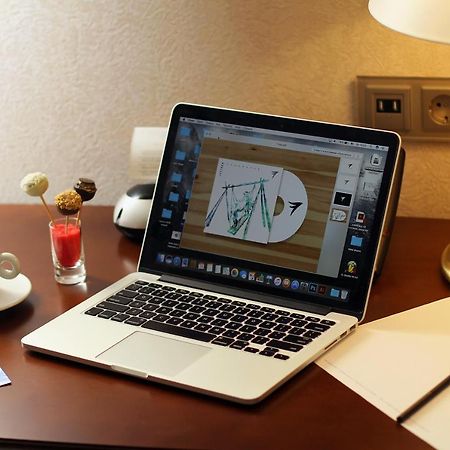 比什凯克猎户座酒店 外观 照片 A Lenovo Yoga 2 Pro