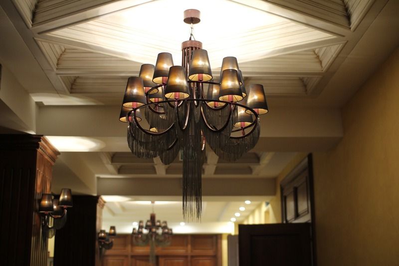 比什凯克猎户座酒店 外观 照片 A chandelier