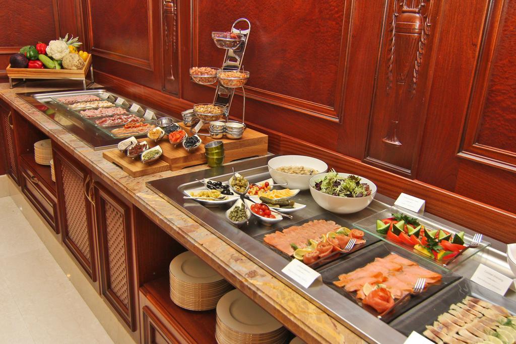 比什凯克猎户座酒店 外观 照片 A buffet