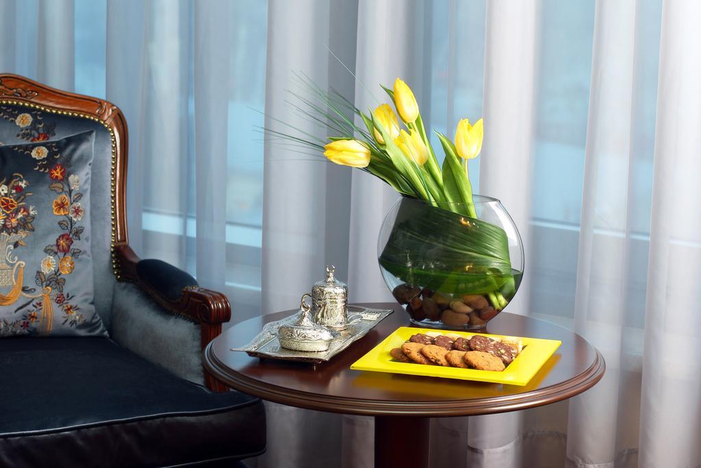 比什凯克猎户座酒店 外观 照片 A table with a vase of flowers