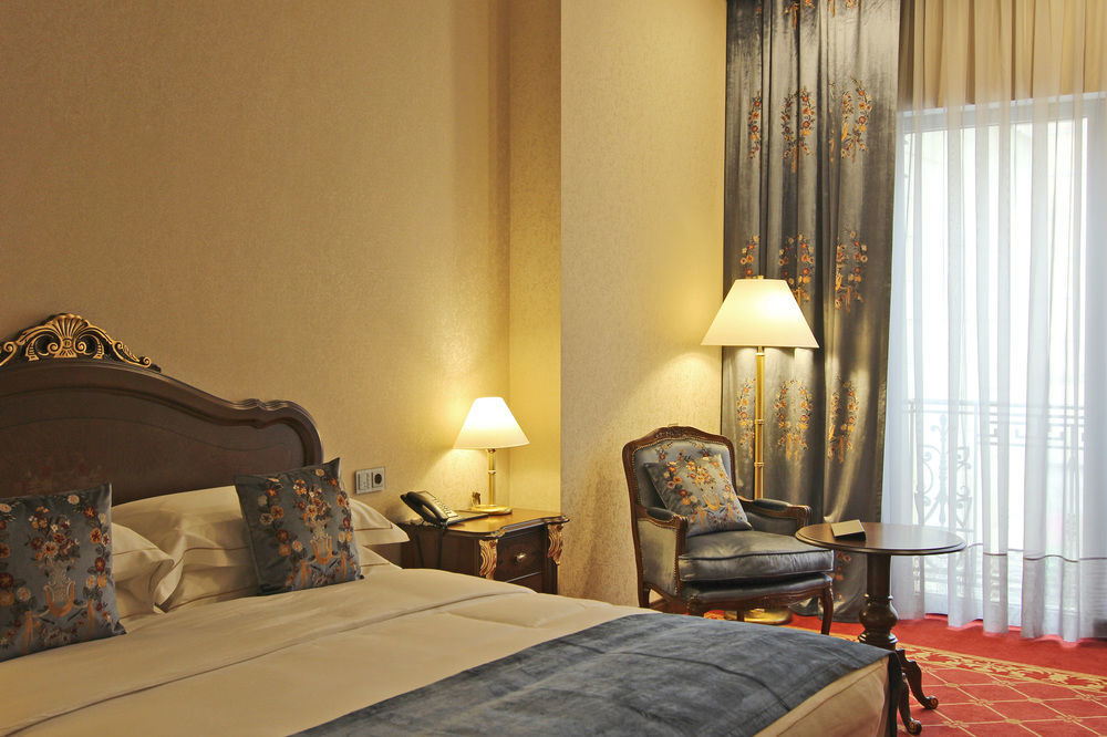 比什凯克猎户座酒店 外观 照片 A room at the hotel