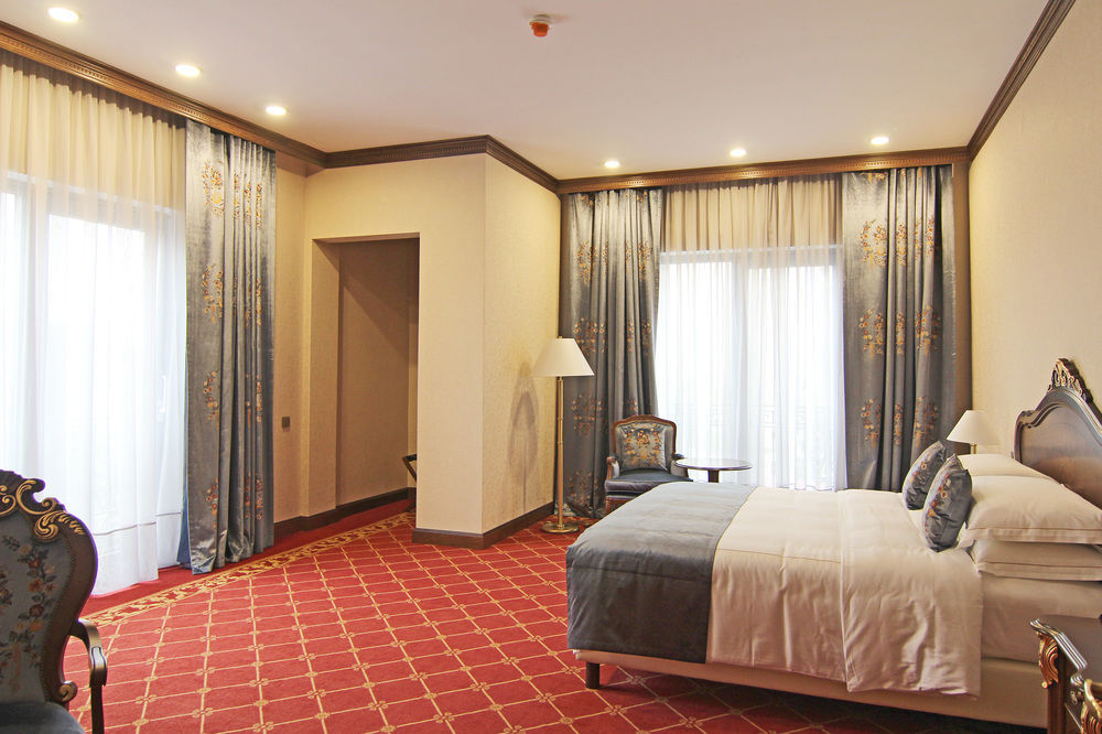 比什凯克猎户座酒店 外观 照片 A bedroom at the hotel