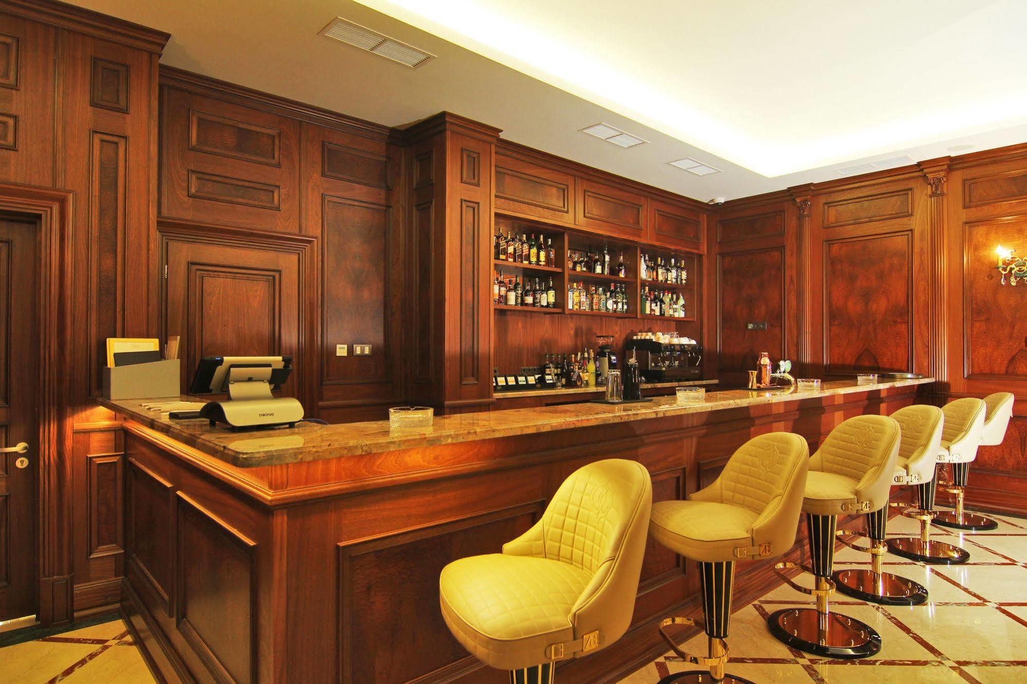 比什凯克猎户座酒店 外观 照片 The bar at the St. Regis