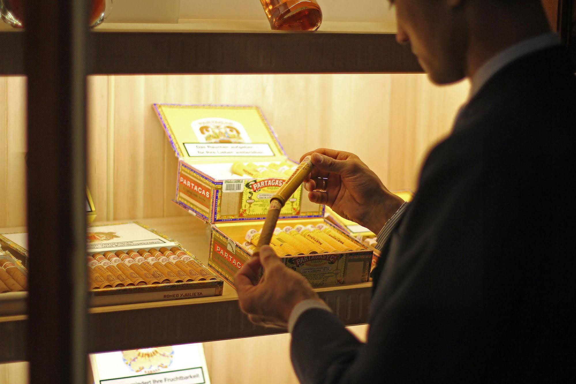 比什凯克猎户座酒店 外观 照片 A cigar shop in Madrid, Spain