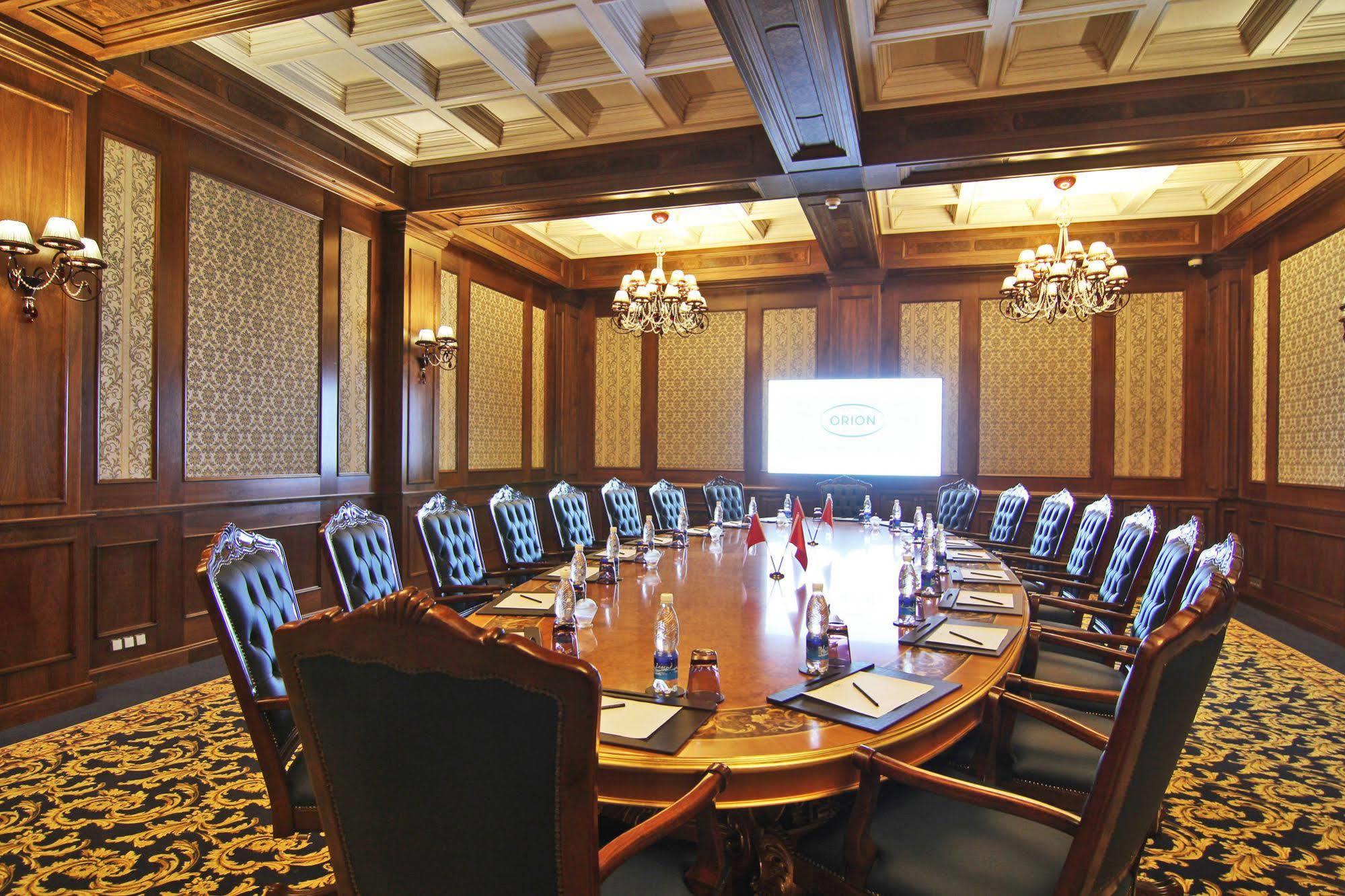 比什凯克猎户座酒店 外观 照片 The boardroom at the World Trade Center