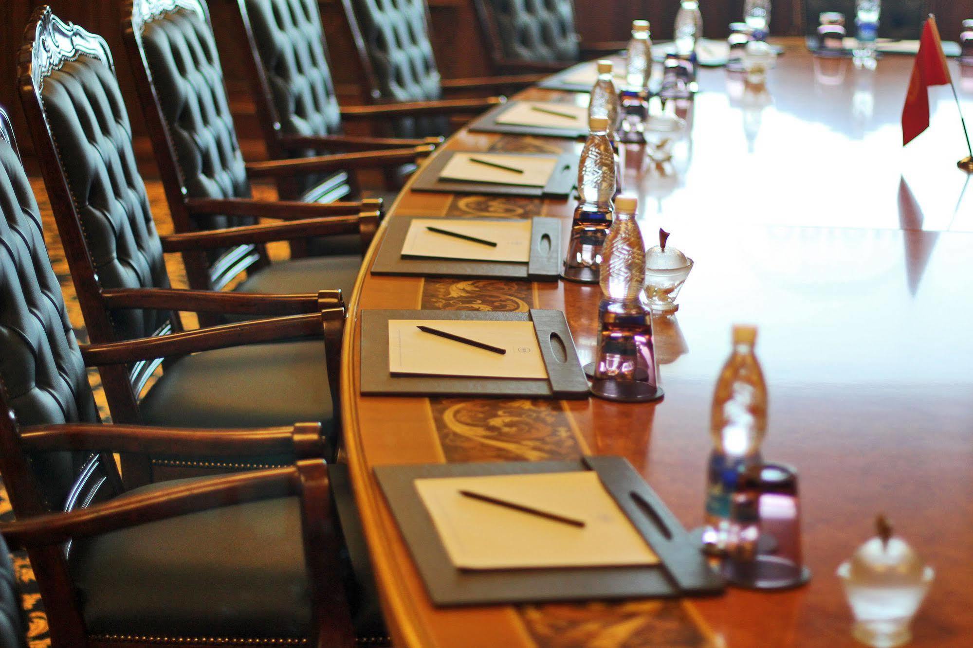 比什凯克猎户座酒店 外观 照片 The table at the White House Cabinet Room