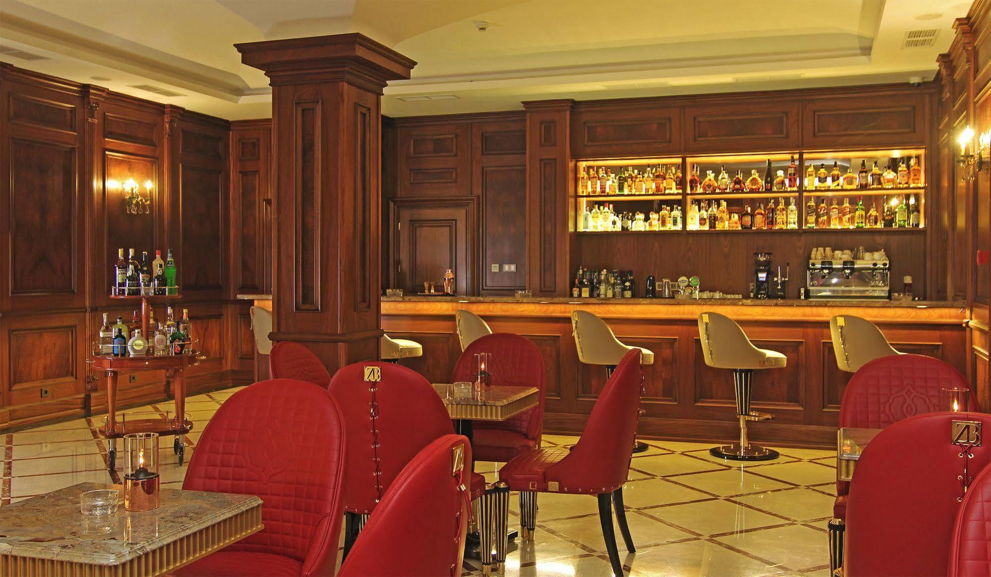 比什凯克猎户座酒店 外观 照片 The bar at the Savoy